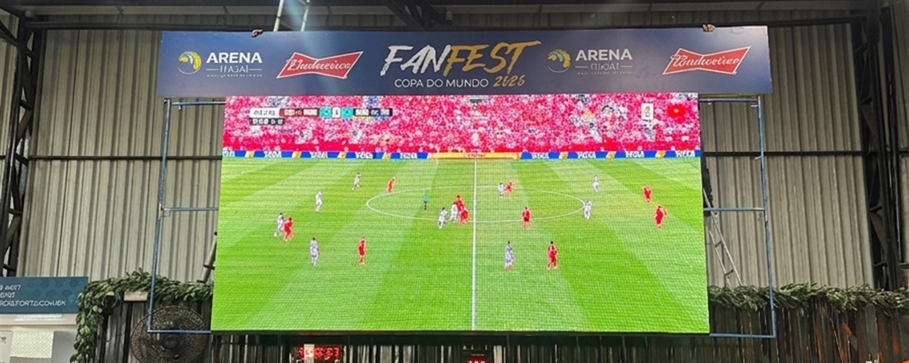 Marcas no painel acima do telão de 4 metros da Arena Itajaí