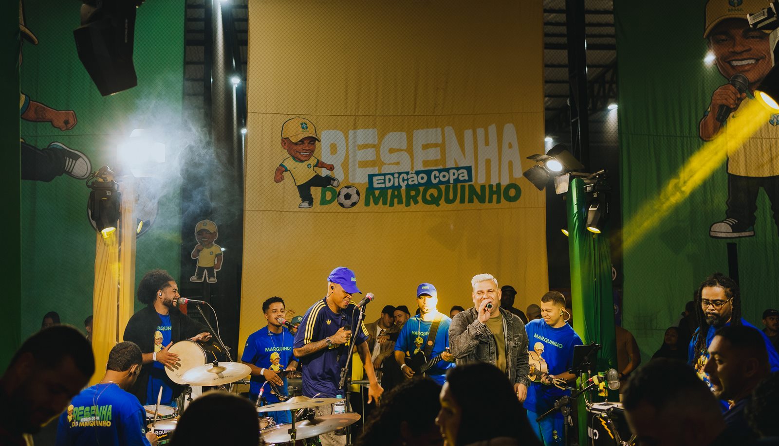Resenha do Marquinho na Arena Itajaí: banda tocando ao vivo com o público em volta