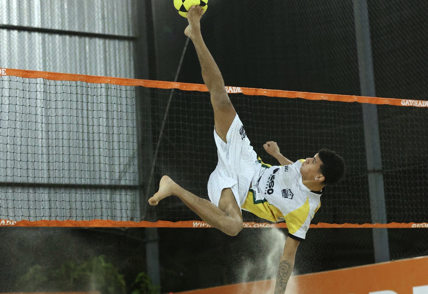 Jogador executando um shark no futevôlei na Arena Itajaí